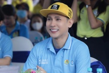 Ca sĩ Nguyên Vũ, Quốc Đại đi bộ để giúp đỡ những hoàn cảnh khó khăn