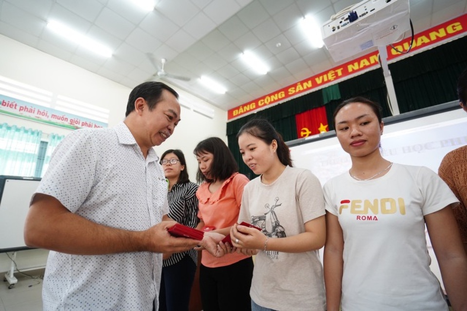 TPHCM: Chăm lo Tết cho giáo viên khó khăn 1 triệu đồng/người - 1 TPHCM: Chăm lo Tết cho giáo viên khó khăn 1 triệu đồng/người - 1