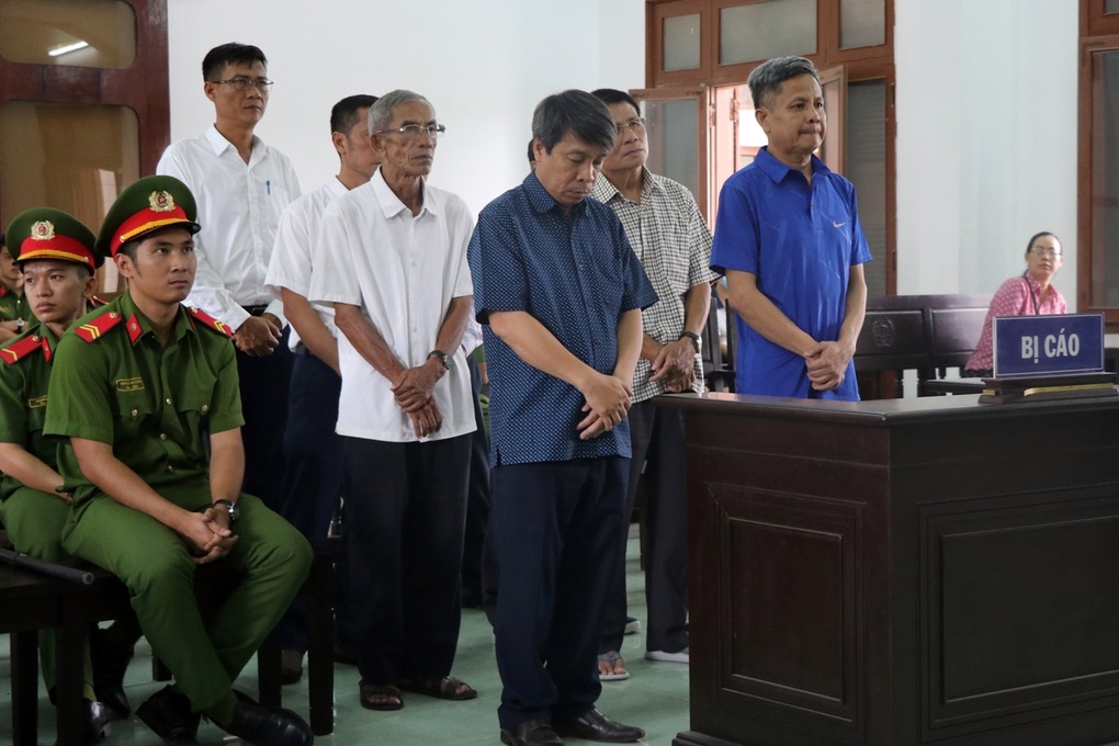Cựu giám đốc ngân hàng ở Phú Yên lĩnh án tù - 1 Cựu giám đốc ngân hàng ở Phú Yên lĩnh án tù - 1