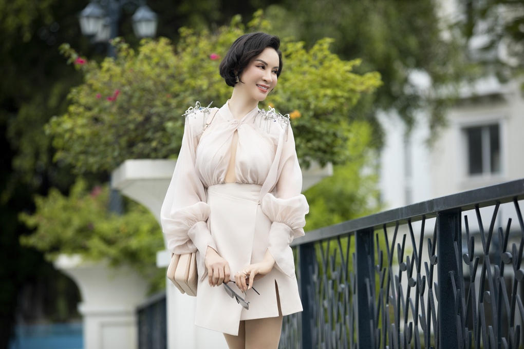 Nữ hoàng ảnh lịch Thanh Mai quyến rũ với trang phục khoét eo, xẻ ngực - 7 Nữ hoàng ảnh lịch Thanh Mai quyến rũ với trang phục khoét eo, xẻ ngực - 7