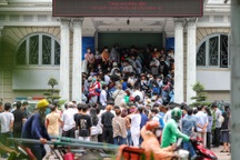 Hàng trăm người "đội nắng, dầm mưa" làm hộ chiếu mẫu mới ở TPHCM