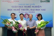 "Ruộng bề bề không bằng có nghề trong tay"