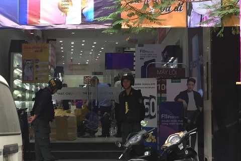 Công an khám xét các cửa hàng của Nhật Cường mobile