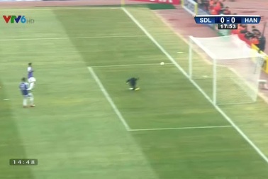 Thủ môn Văn Công cứu thua xuất sắc ở phút 18