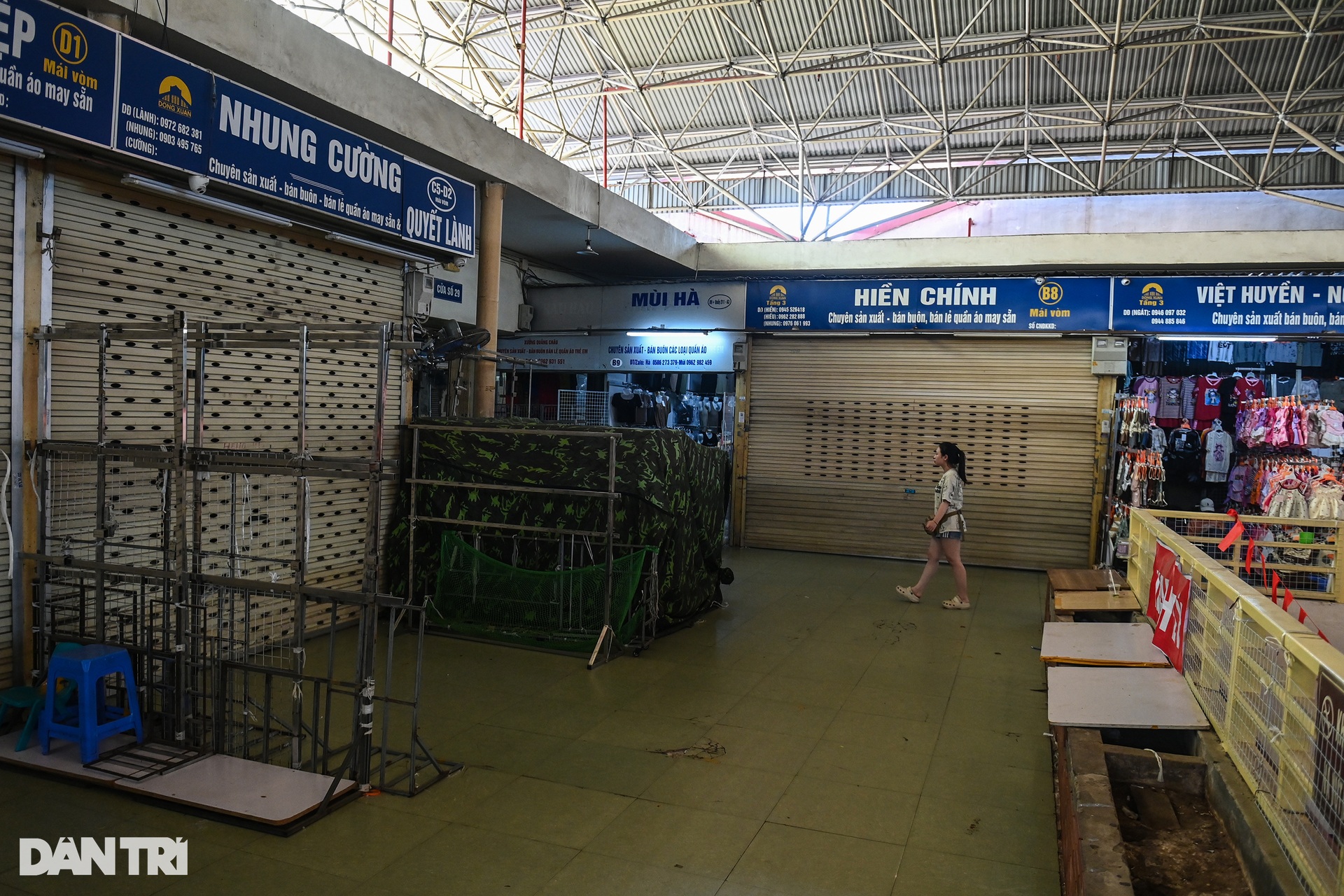 Hàng trăm gian hàng chợ Đồng Xuân đắp chiếu, không bóng người - 9 Hàng trăm gian hàng chợ Đồng Xuân đắp chiếu, không bóng người - 9