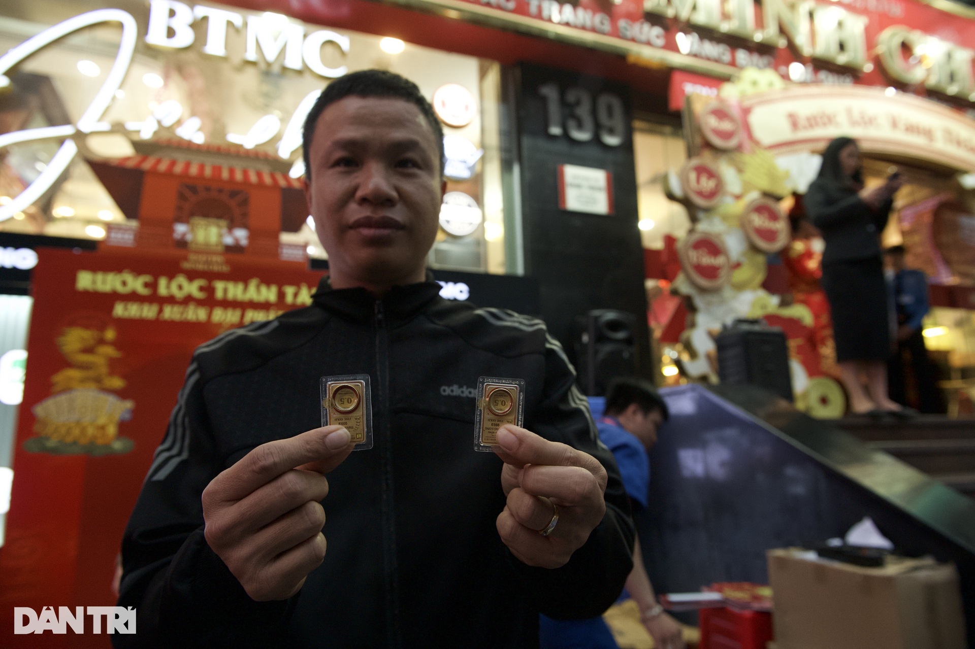 Chàng trai Hà Nội 13 năm cùng mẹ đi mua vàng ngày vía Thần Tài - 14 Chàng trai Hà Nội 13 năm cùng mẹ đi mua vàng ngày vía Thần Tài - 14