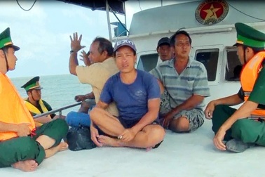 Cứu 8 ngư dân bị chìm tàu, kêu cứu trên biển