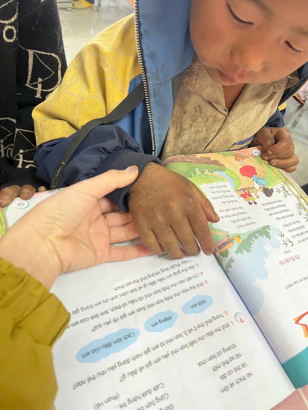 Phía sau bức ảnh bàn tay cậu bé 8 tuổi ở vùng cao khiến triệu người lay động - 3