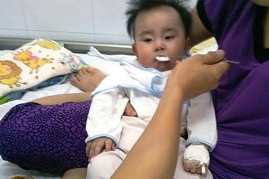 Lùm xum vụ phòng khám nhi bị tố rửa mũi cho bé bằng cồn