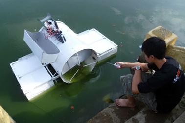 Cậu học trò sáng tạo máy dọn rác thải trên nước