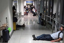 Đoàn khách "mắc kẹt" ở hành lang sân bay Tân Sơn Nhất sau chuyến bay đêm