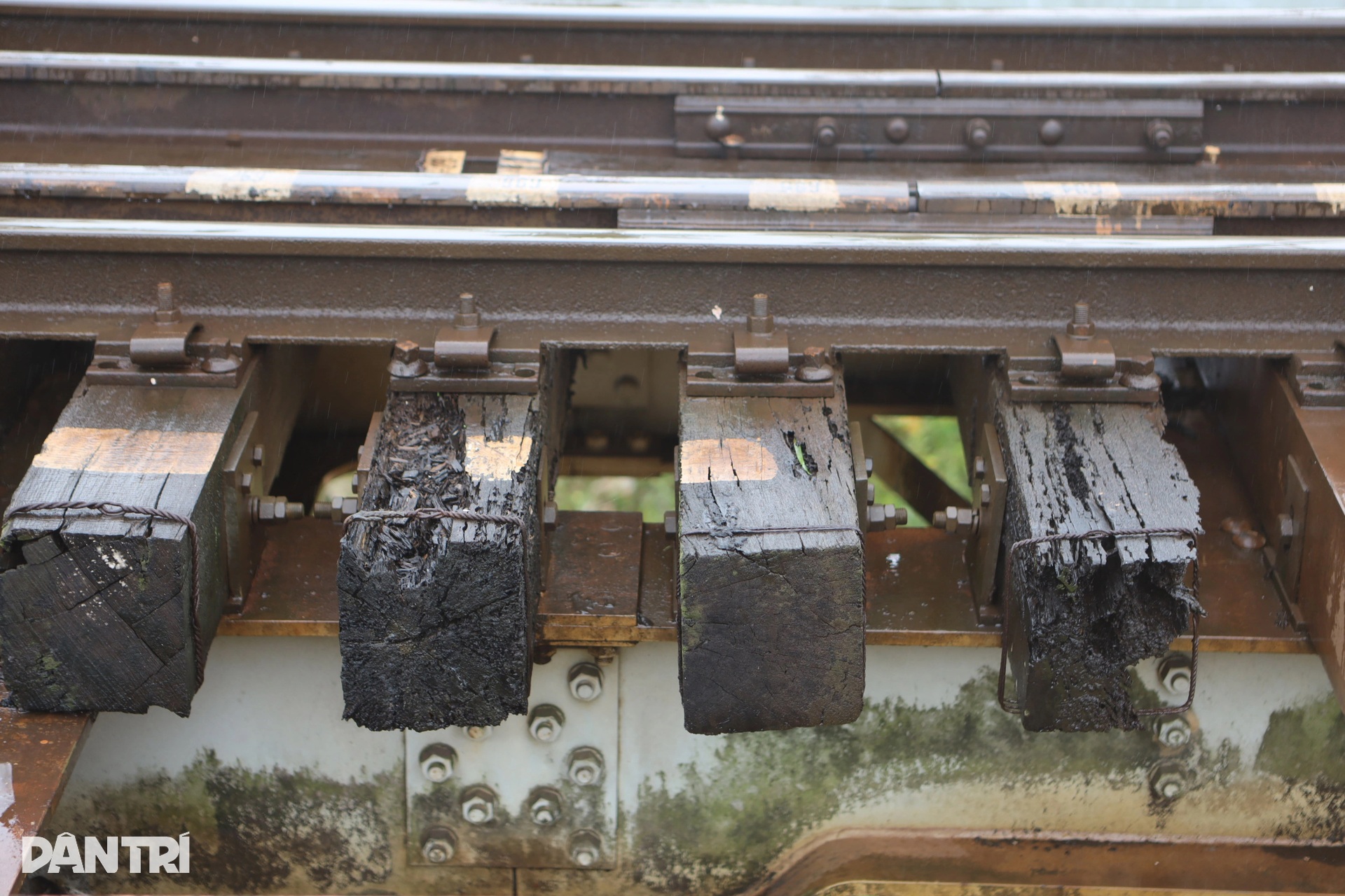 Cầu đường sắt qua sông Hương 3 lần liên tiếp chèn đá chống chọi lũ lớn - 10 Cầu đường sắt qua sông Hương 3 lần liên tiếp chèn đá chống chọi lũ lớn - 10