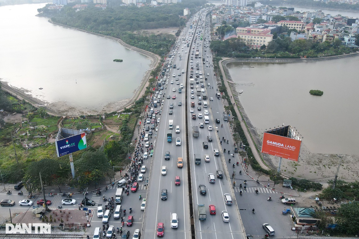 Hàng vạn người rời Hà Nội về quê trong ngày làm việc cuối cùng năm Tân Sửu - 5 Hàng vạn người rời Hà Nội về quê trong ngày làm việc cuối cùng năm Tân Sửu - 5