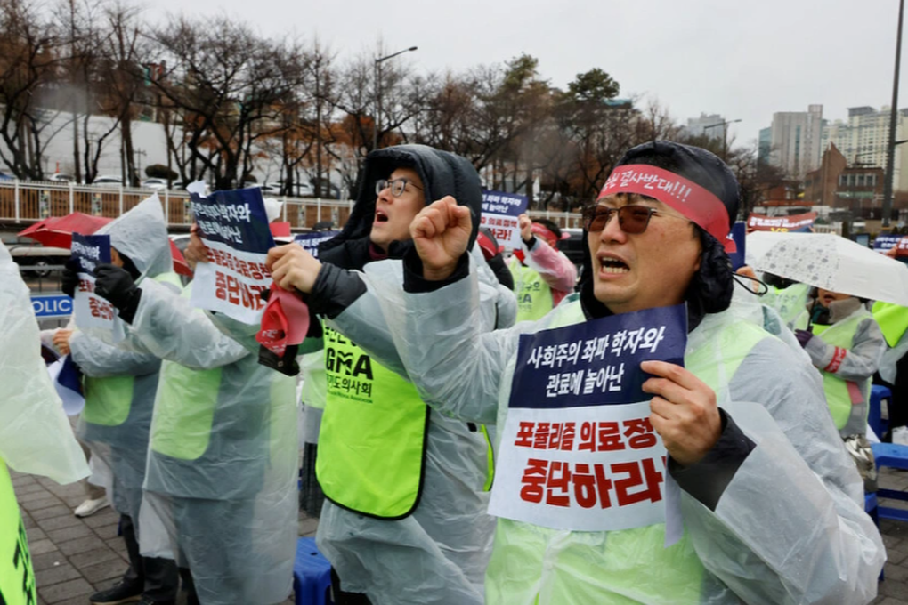 Cuộc biểu tình quy mô lớn của bác sĩ Hàn Quốc: Gần 9.000 người đã nghỉ việc - 1