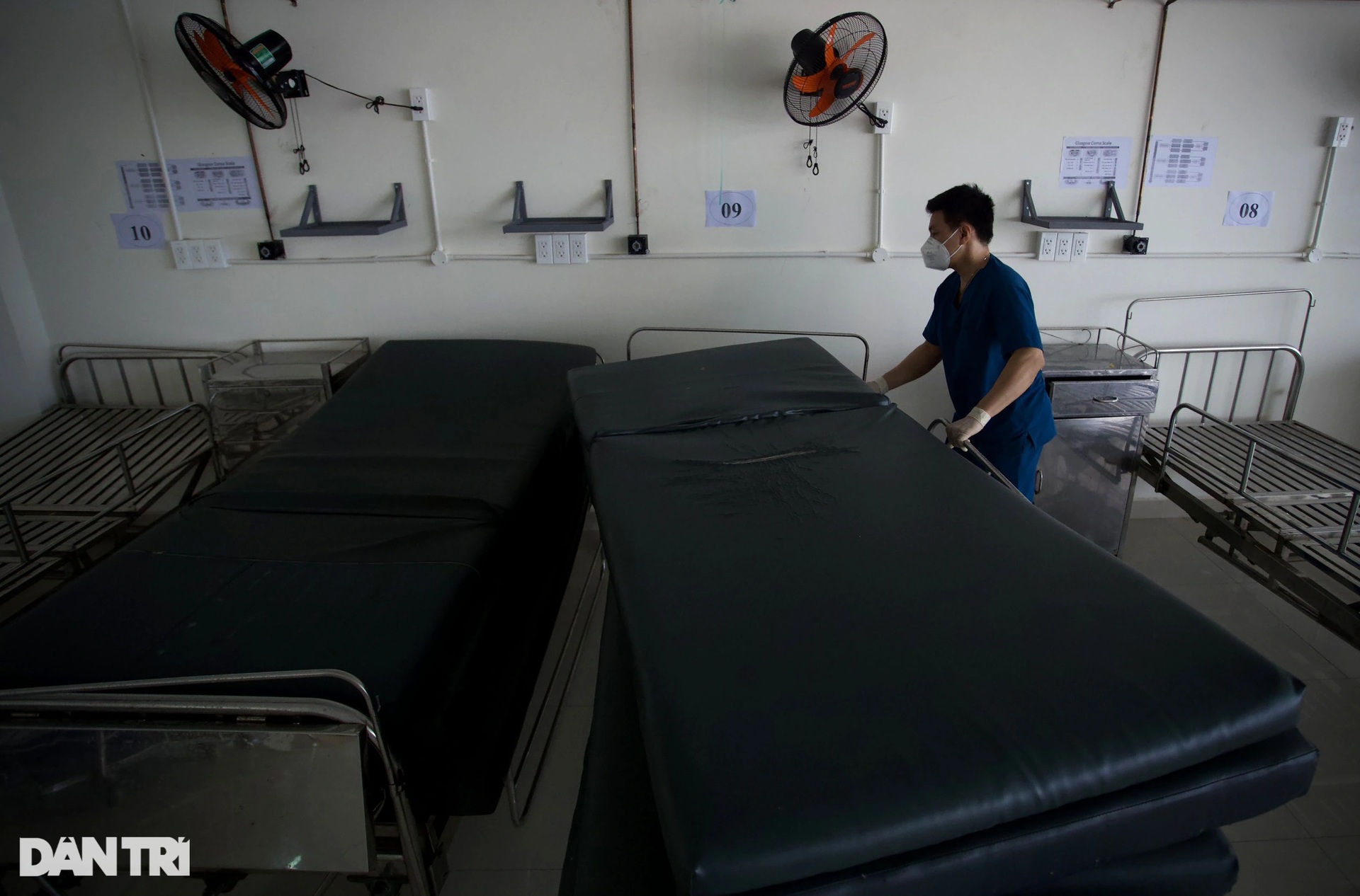 Máy thở, bình oxy xếp đầy kho bệnh viện dã chiến vì hết bệnh nhân cấp cứu - 2