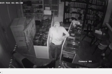 “Siêu đạo chích” dỡ mái tôn cuỗm hàng chục điện thoại bị tóm