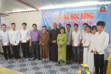 Học bổng “Ánh trăng rằm” nâng bước sinh viên khó khăn