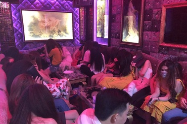 Nhà hàng bia ôm đóng cửa tránh đoàn kiểm tra