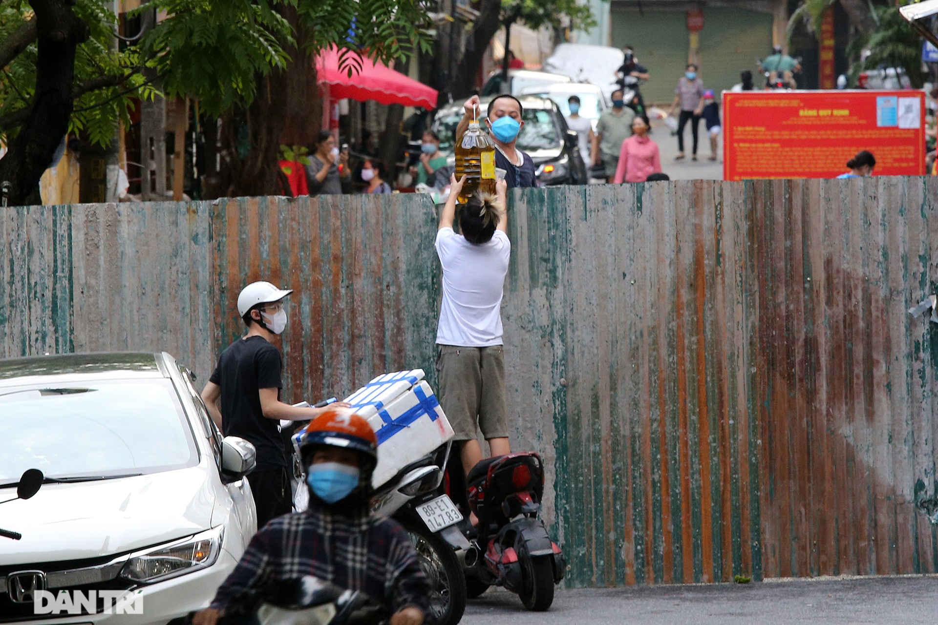 Những kiểu mua bán lạ mắt trong thời gian giãn cách xã hội ở Hà Nội - 2 Những kiểu mua bán lạ mắt trong thời gian giãn cách xã hội ở Hà Nội - 2