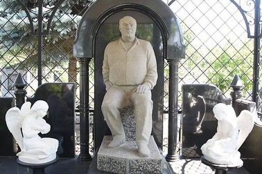 Choáng với những ngôi mộ xa hoa không tiếc tiền của trùm mafia Nga