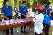 Trường học miền núi chuẩn bị bữa sáng, suất ăn trưa phục vụ thí sinh