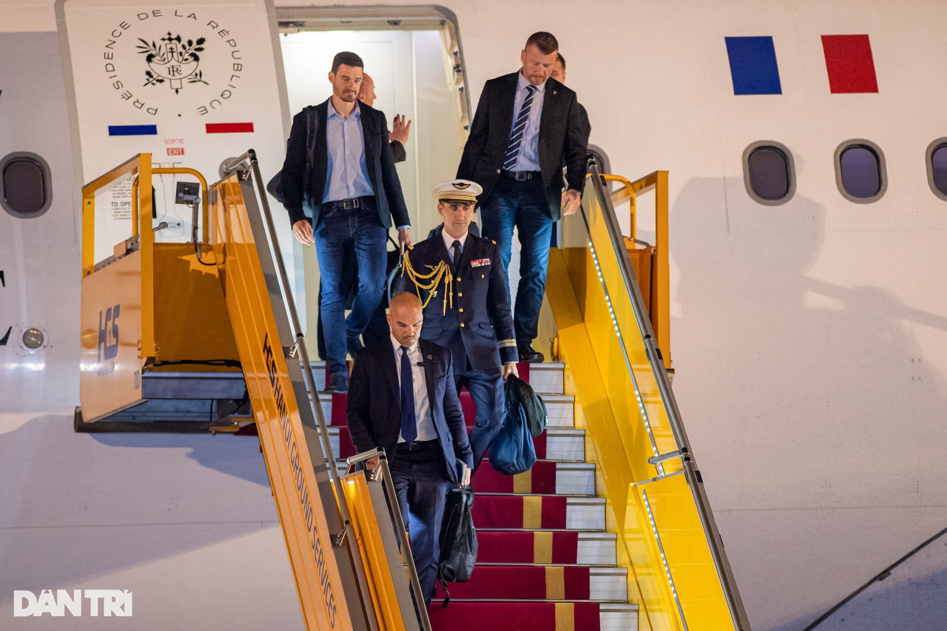 Hình ảnh Tổng thống Pháp Emmanuel Macron cùng Phu nhân tại sân bay Nội Bài - 9 Hình ảnh Tổng thống Pháp Emmanuel Macron cùng Phu nhân tại sân bay Nội Bài - 9