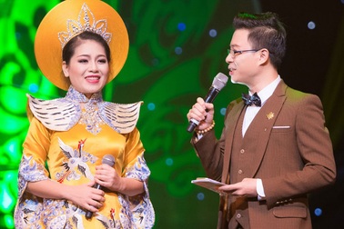 Ca sĩ Anh Thơ trình diễn áo dài trong liveshow