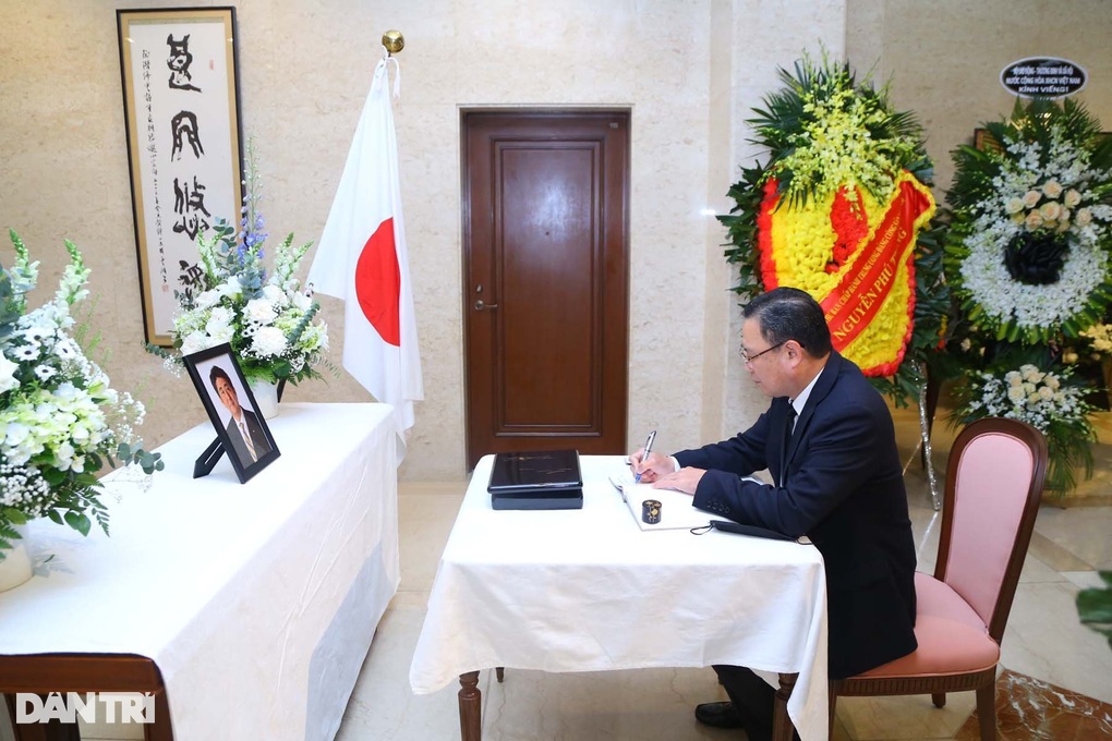 Chủ tịch nước, Thủ tướng ghi sổ tang tưởng niệm ông Abe Shinzo - 9 Chủ tịch nước, Thủ tướng ghi sổ tang tưởng niệm ông Abe Shinzo - 9