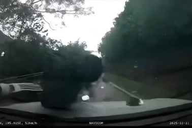 Người đi xe máy lao thẳng vào ô tô ngược chiều