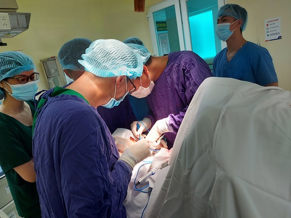 Mổ cắt u trong tư thế “nửa nằm nửa ngồi” cho người đàn ông chỉ nặng 36kg - 3 Mổ cắt u trong tư thế “nửa nằm nửa ngồi” cho người đàn ông chỉ nặng 36kg - 3