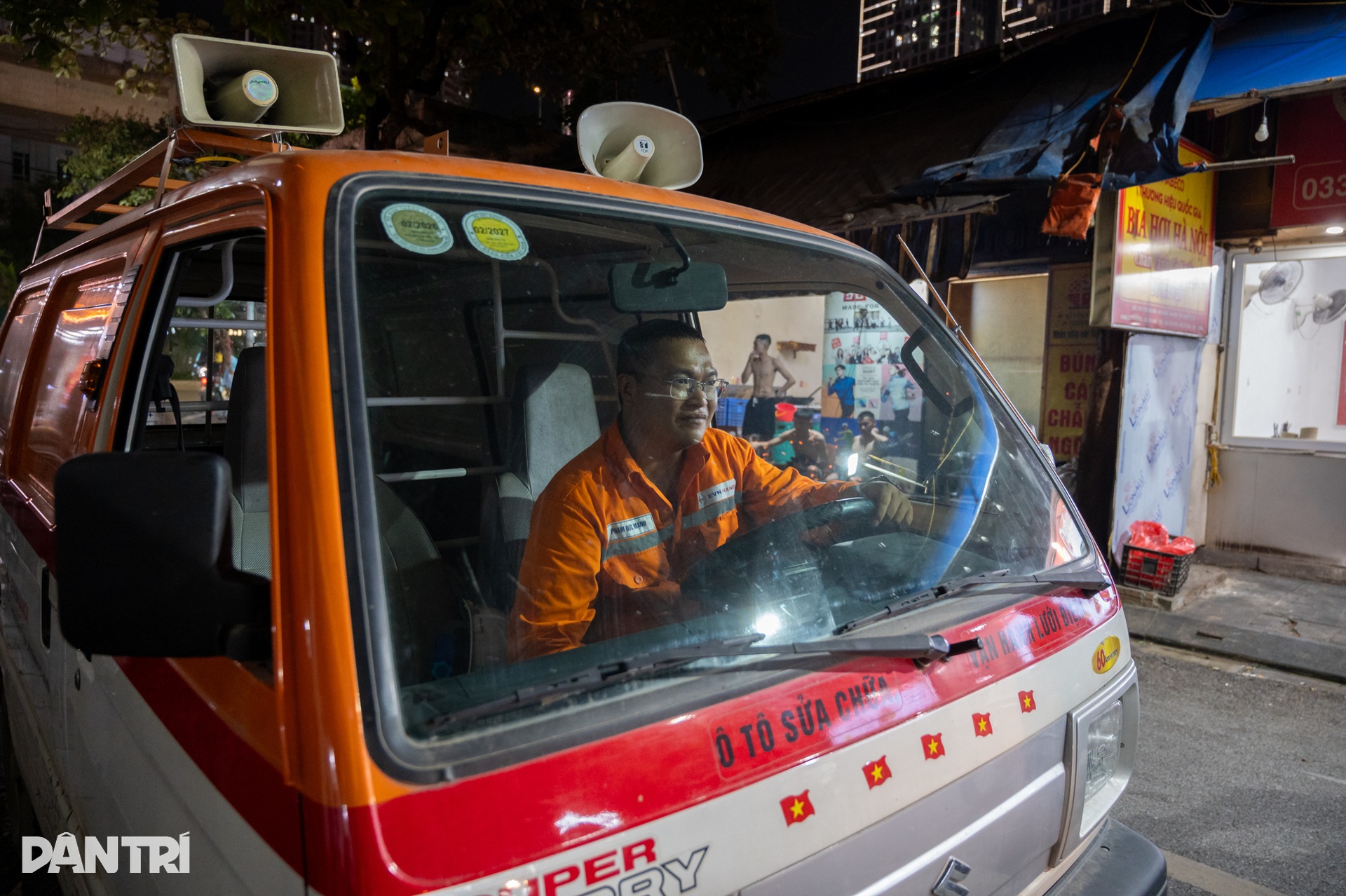 Dưới nắng như thiêu, thợ điện Hà Nội xuyên trưa xử lý các nguy cơ gây sự cố - 11