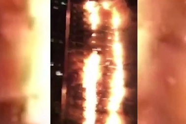 Hiện trường đám cháy dữ dội tại tòa nhà 24 tầng ở London