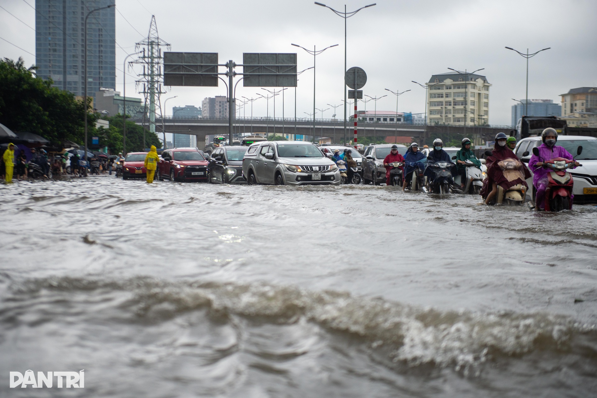 Hà Nội: Nhiều tuyến phố ngập như sông, người dân bì bõm cõng con đến trường - 1 Hà Nội: Nhiều tuyến phố ngập như sông, người dân bì bõm cõng con đến trường - 1