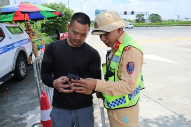 Gần 500 tài xế bị tước bằng lái xe qua VNeID trong 1 tuần