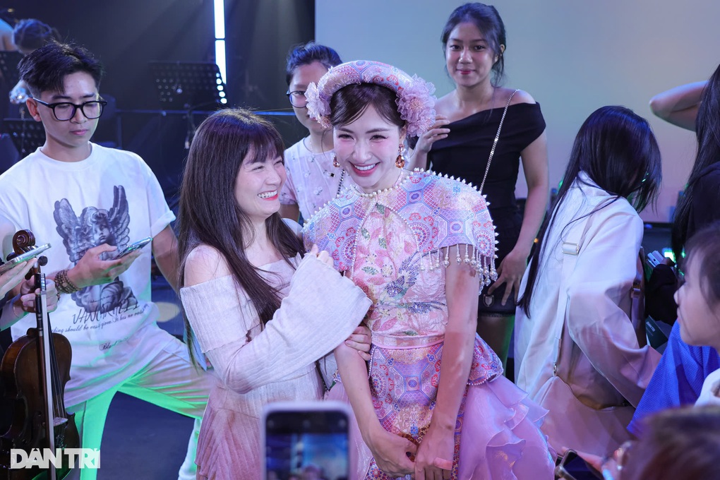 Hòa Minzy khoe nhan sắc ngọt ngào, được fan vây kín tại Rực rỡ ngày mới - 3 Hòa Minzy khoe nhan sắc ngọt ngào, được fan vây kín tại Rực rỡ ngày mới - 3