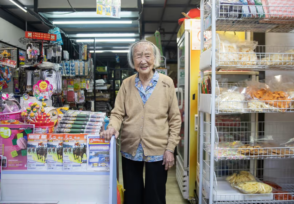 Cụ bà 102 tuổi vẫn làm việc, nổi tiếng vì bán hàng theo phong cách lạ - 1