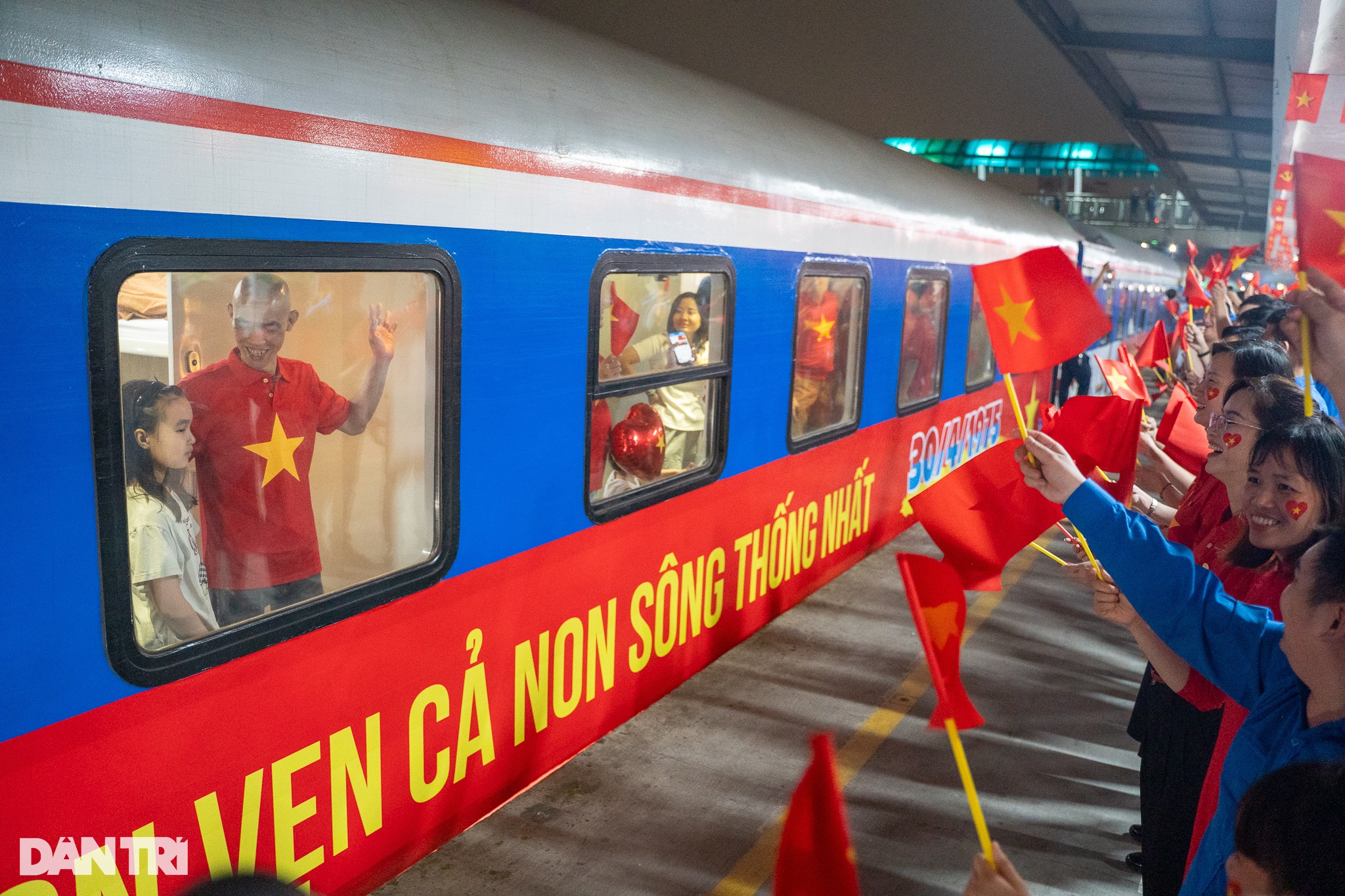 Đoàn tàu Thống nhất 50 năm non sông nối liền một dải rời ga Hà Nội - 14 Đoàn tàu Thống nhất 50 năm non sông nối liền một dải rời ga Hà Nội - 14
