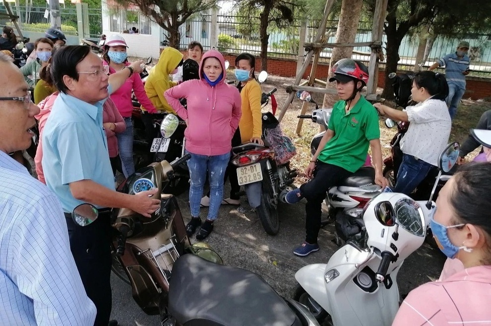 Bị treo sổ bảo hiểm xã hội kéo dài, hàng trăm công nhân mòn mỏi đi... đòi - 1 Bị treo sổ bảo hiểm xã hội kéo dài, hàng trăm công nhân mòn mỏi đi... đòi - 1
