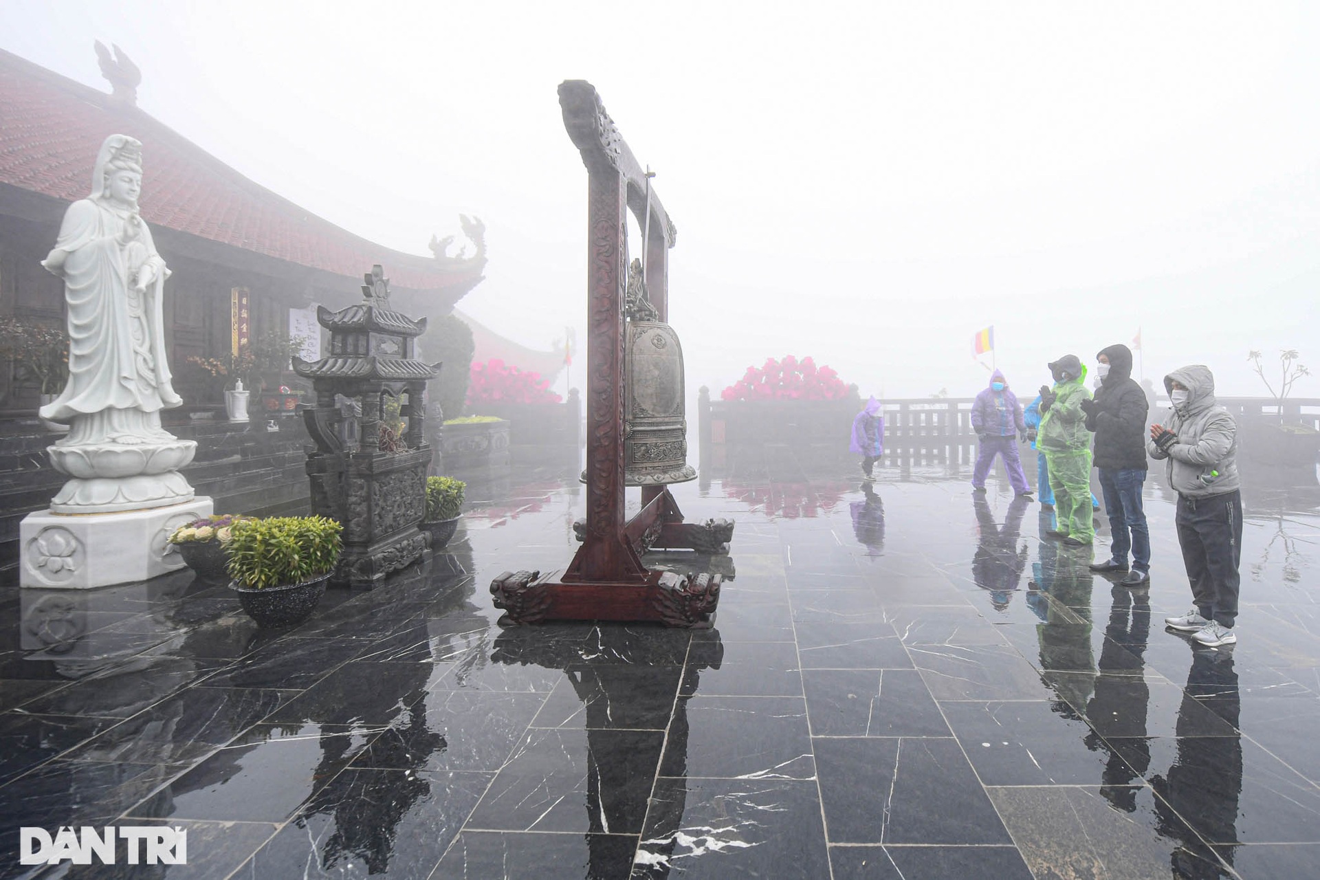 Du khách vẫn đổ lên đỉnh Fansipan dù mưa rét 0 độ C và không có băng tuyết - 13 Du khách vẫn đổ lên đỉnh Fansipan dù mưa rét 0 độ C và không có băng tuyết - 13