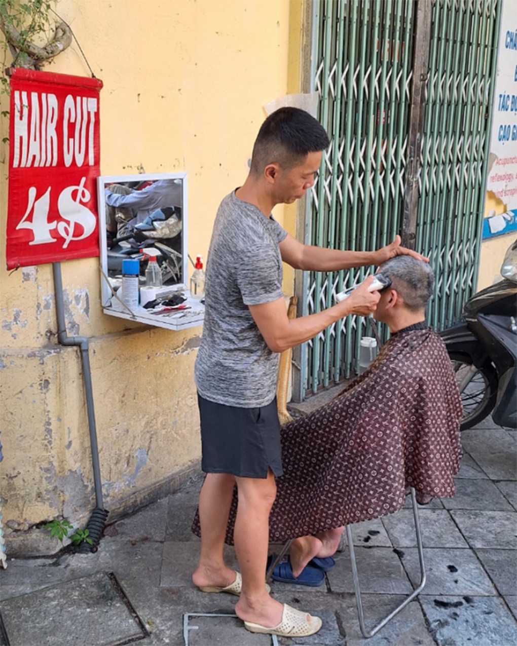 Khách Tây ví Hà Nội như ngôi làng rộng, cuộc sống diễn ra ở vỉa hè - 2 Khách Tây ví Hà Nội như ngôi làng rộng, cuộc sống diễn ra ở vỉa hè - 2