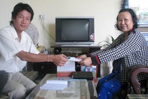 Một cô giáo về hưu ủng hộ xây cầu ở Quảng Bình