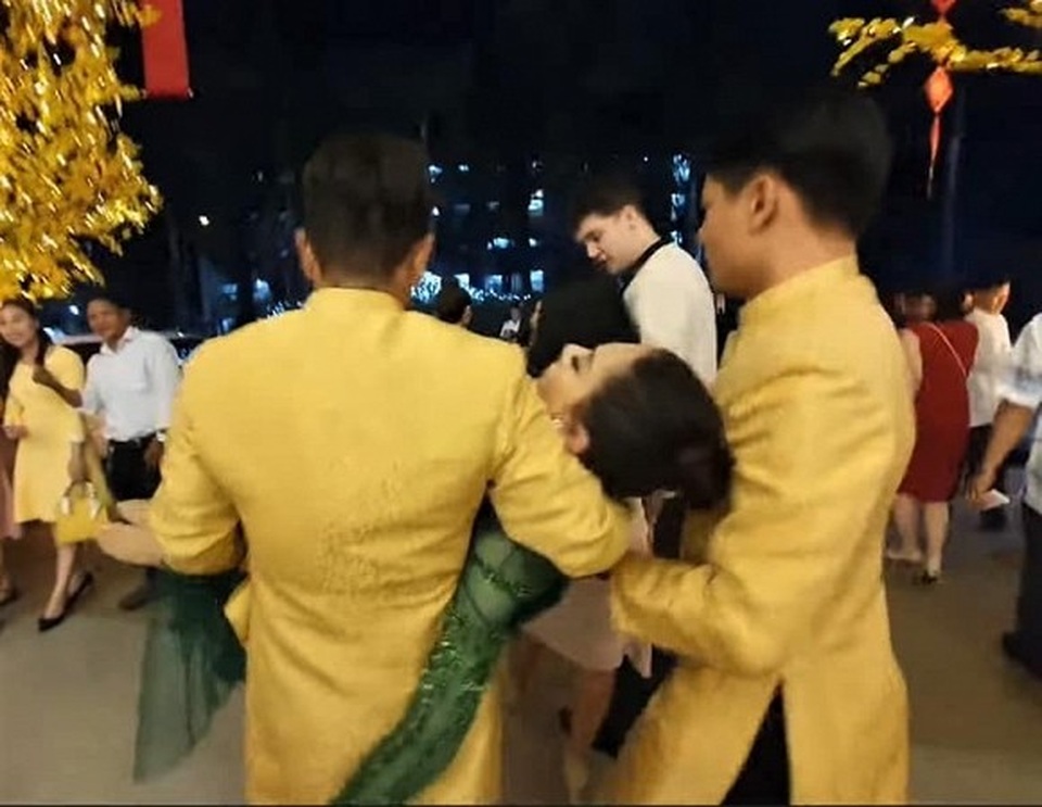 Báo động sức khoẻ sao Việt trước Tết: dàn mỹ nhân liên tục ngất xỉu - 7 Báo động sức khoẻ sao Việt trước Tết: dàn mỹ nhân liên tục ngất xỉu - 7
