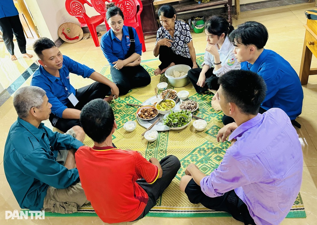 Thí sinh xương thủy tinh được Bí thư Đoàn xã cõng vào điểm thi - 8 Thí sinh xương thủy tinh được Bí thư Đoàn xã cõng vào điểm thi - 8