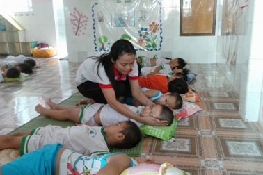 Hàng vạn công nhân nhắm mắt gửi con cho “bảo mẫu tay ngang”