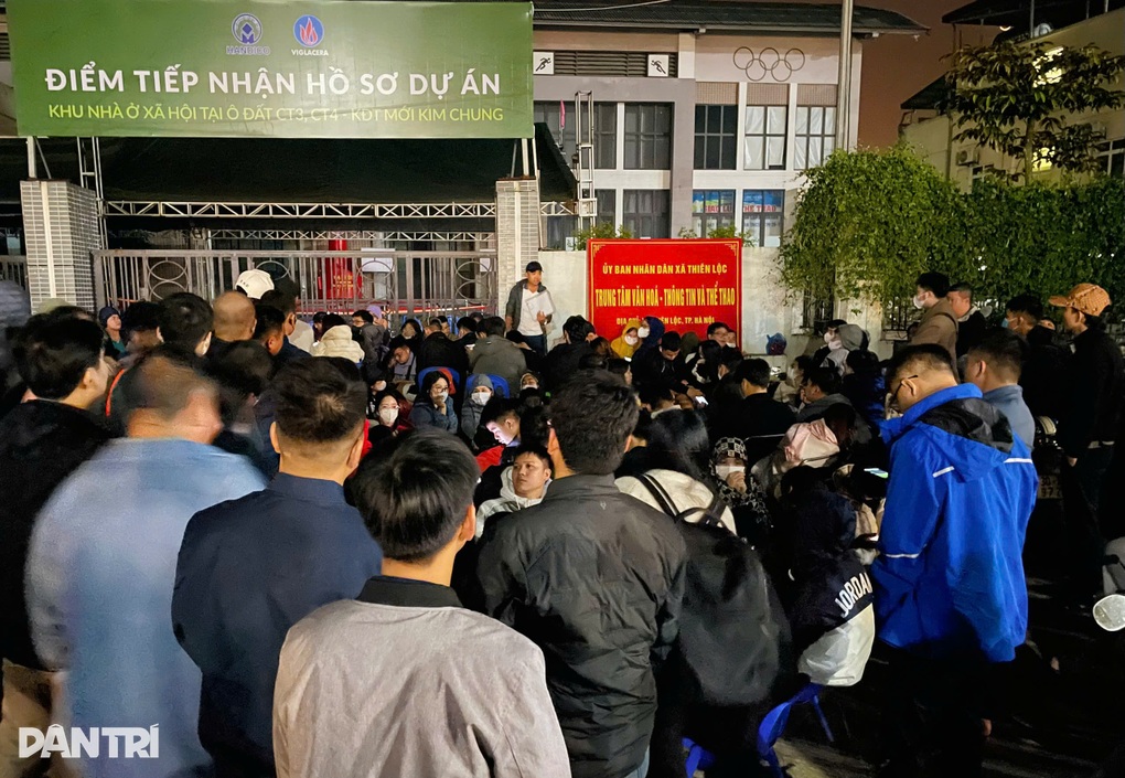 Hàng trăm người thức trắng đêm, cãi vã nảy lửa để giữ chỗ mua nhà ở xã hội - 3 Hàng trăm người thức trắng đêm, cãi vã nảy lửa để giữ chỗ mua nhà ở xã hội - 3