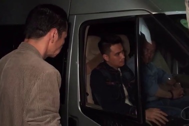 Lương Bổng ú ớ khi cậu chủ Phan Hải bất ngờ... tặng quà sinh nhật.