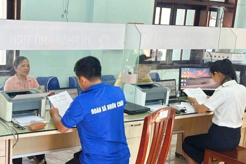Người dân xã đảo thoát cảnh vượt biển vào đất liền làm thủ tục hành chính - 1 Người dân xã đảo thoát cảnh vượt biển vào đất liền làm thủ tục hành chính - 1
