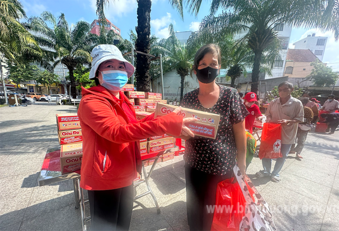 Người nghèo, người có hoàn cảnh khó khăn và người khuyết tật trên địa bàn phường Phú Cường tham gia Phiên chợ 0 đồng.