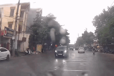 Ô tô con quay đầu bất cẩn, "nộp mình" cho xe tải