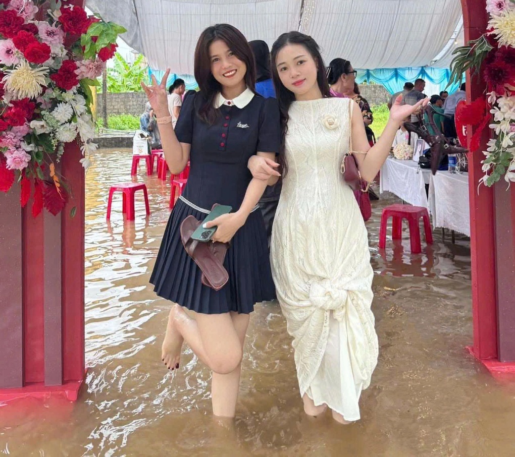 Cô dâu, chú rể nổi tiếng bất đắc dĩ khi cùng hai họ lội nước vui đám cưới - 3 Cô dâu, chú rể nổi tiếng bất đắc dĩ khi cùng hai họ lội nước vui đám cưới - 3